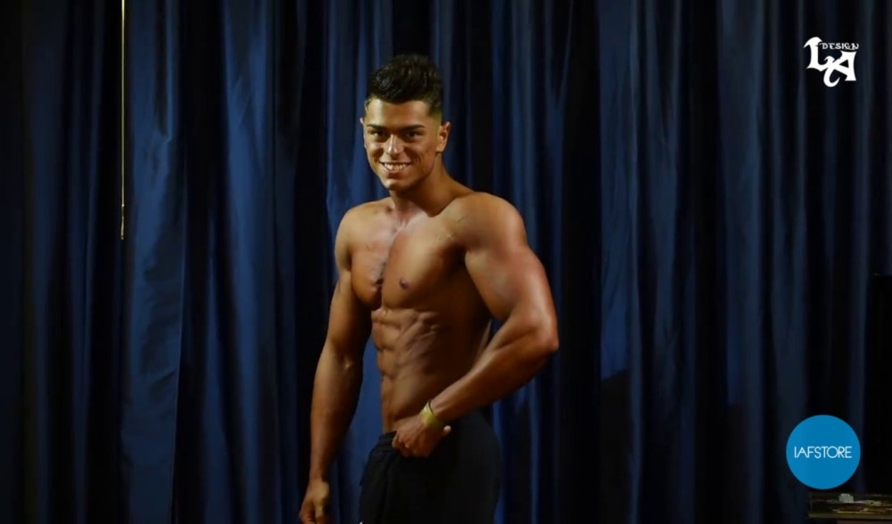 Ciro Lezzi Pumping, bevor er die Bühne der norditalienischen IFBB-Meisterschaft 2016 betritt