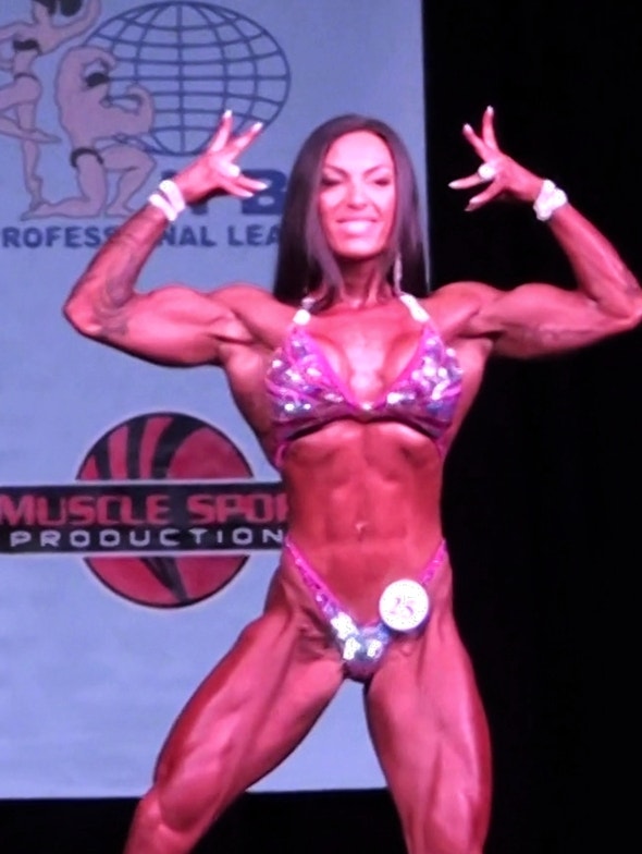 Doina Gorun nimmt ihren ersten Sieg als Profi, bei San Jose Pro Women's Physique